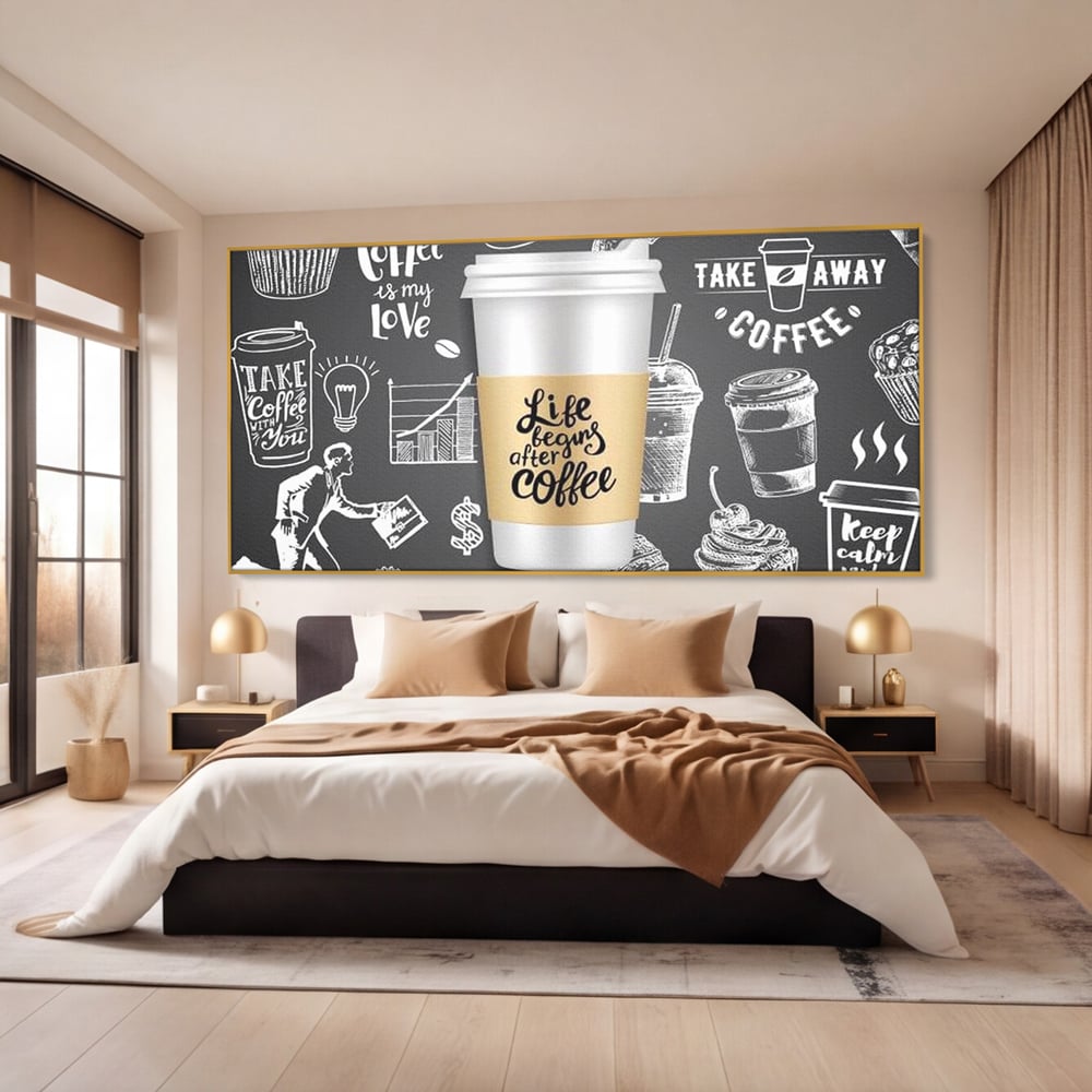 Tablou canvas cu ilustratie tip tabla cu cafea, in rama de aluminiu auriu, pe perete intr-un dormitor